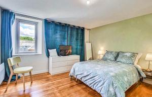 Un dormitorio con una cama y un televisor y una ventana. en Ravissante Maison Bretonne, en Pleumeur-Gautier 27 fotos más