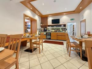 Kuchyň nebo kuchyňský kout v ubytování Hotel-Pension Fünfhaus