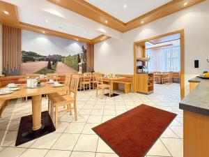 Restaurace v ubytování Hotel-Pension Fünfhaus + 37 fotografií