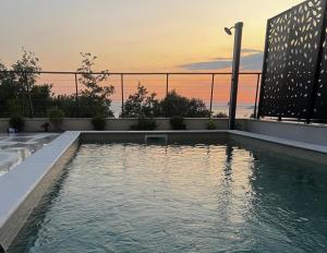 Bazén v ubytování Orange Tree Pool Villas - Sea View and Private Pool nebo v jeho okolí