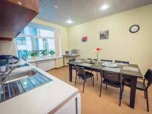 cocina con mesa y sillas en una habitación en Mini-Hotel Entrance N2, en Moscú