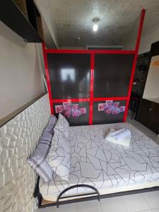 Giường trong phòng chung tại Tagaytay Condo with overlooking