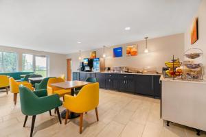 a kitchen with yellow and green chairs and a table at Comfort Inn & Suites Sheboygan I-43 in Sheboygan