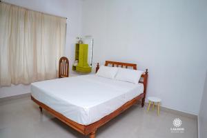 una camera con letto e armadio giallo di Lakshmi Ayurveda & Yoga Apartment a Kovalam