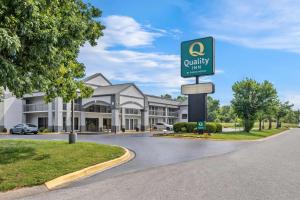 a sign for a quality inn in front of a building at Quality Inn Oak Grove Fort Campbell in Oak Grove