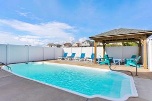 una piscina con sillas y un cenador en 6065 - Making Memories, en Nags Head