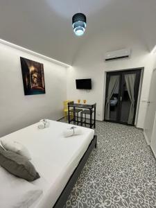 Letto o letti in una camera di Cisternone Suites
