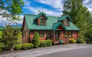 una casa in legno con tetto verde di Bear Tracks a Gatlinburg