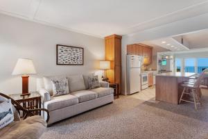 Una sala de estar con un sofá y una cocina. en DL303 - Herpy, en Nags Head 16 fotos más