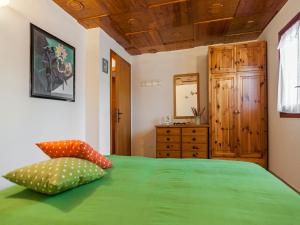 una camera con letto verde e soffitto in legno di Casa Vacanze Nikita a Sperlonga