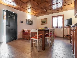 a dining room with a table and chairs and a tv at Casa Vacanze Nikita in Sperlonga