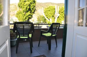 2 sillas sentadas en un porche con vistas en Casas do Largo Dos Milagres, en Machico