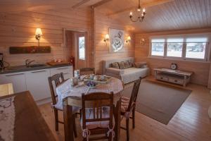 eine Küche und ein Wohnzimmer mit einem Tisch und Stühlen in der Unterkunft Västriku Holiday Home in Nasva