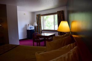 A seating area at Snelling Motor Inn