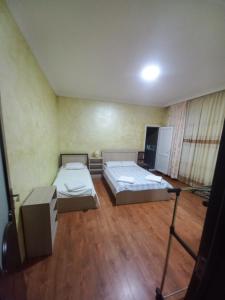 Postel nebo postele na pokoji v ubytování Квари
