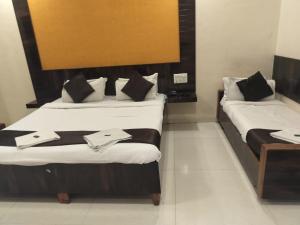 Hotel Sachidanand-Walkable distance from Temple客房内的一张或多张床位