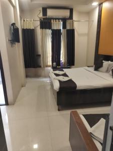 Hotel Sachidanand-Walkable distance from Temple客房内的一张或多张床位