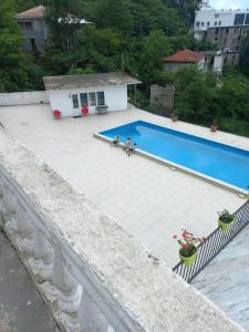 Bazén v ubytování Квари nebo v jeho okolí