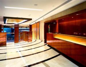 A área de receção ou átrio de The Landmark Mandarin Oriental Hong Kong