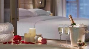 Uma cama ou camas num quarto em The Landmark Mandarin Oriental Hong Kong