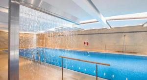 A piscina em ou perto de The Landmark Mandarin Oriental Hong Kong