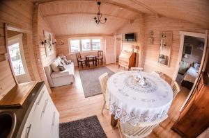 einen Blick über ein Esszimmer und eine Küche in einem winzigen Haus in der Unterkunft Västriku Holiday Home in Nasva