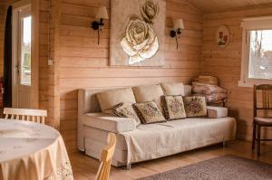 ein Wohnzimmer mit einem Sofa und einem Tisch in der Unterkunft Västriku Holiday Home in Nasva