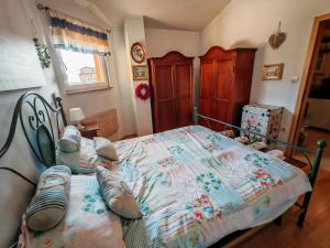 a bedroom with a bed with a quilt at Apartmani Ima in Ližnjan