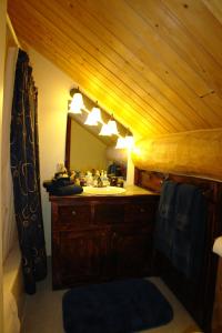 y baño con lavabo y espejo. en The Garrison Inn a Montana Bed & Breakfast, en Kalispell