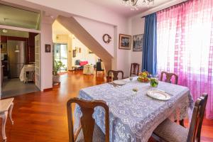 comedor con mesa y mantel azul en Virginia's Art House, en Porto Rafti