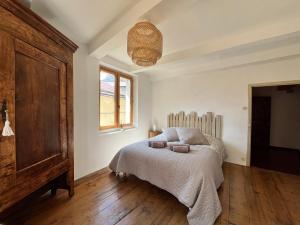 Un dormitorio con una cama y una ventana en Maison familiale des remparts, en Colmars