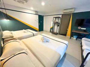 Postel nebo postele na pokoji v ubytování Smile Hotel Seri Kembangan