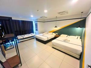 Postel nebo postele na pokoji v ubytování Smile Hotel Seri Kembangan