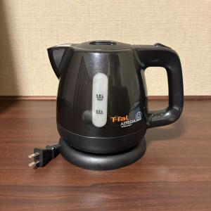 大阪多美迎PREMIUM难波酒店的木桌边的黑茶壶