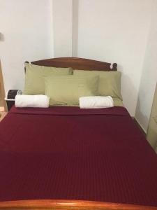 Uma cama ou camas num quarto em Sajee Residence Trincomalee