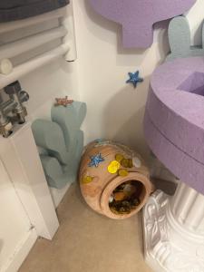 a toy room with a doughnut in the corner at La Belle et le Nooki in Meaux +37 photos