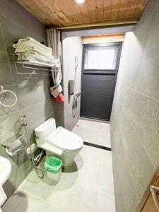 慢步南國 雙包棟民宿 Slow Tainan Entire Home的一间浴室