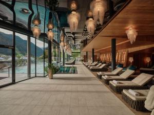 المسبح في DAS EDELWEISS - Salzburg Mountain Resort أو بالجوار
