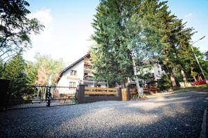 a gate in front of a house with a fence at Willa Strumyk in Karpacz