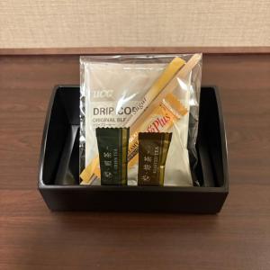 大阪多美迎PREMIUM难波酒店的装满不同种类食物的黑容器