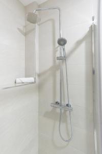 a shower with a glass door in a bathroom at Tívoli Apartamento 1 Dorm Wi-Fi Nuevo! in Arroyo de la Miel +17 photos