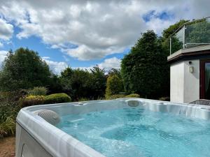 Bazén v ubytování The Spinney - Spectacular views over the bay and close to beach with parking nebo v jeho okolí