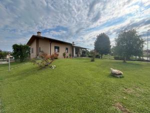 Altivoleにあるcasa Giovannaの緑の芝生のある庭の家