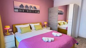 Ένα ή περισσότερα κρεβάτια σε δωμάτιο στο Fairytale Harmony Spacious & King Beds & Free Private Parking