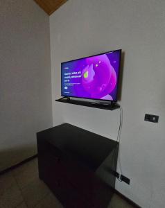 TV a/nebo společenská místnost v ubytování Nonno Ernesto