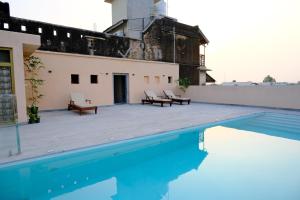 a pool on the roof of a building at Vivaana Museum Hotel in Nawalgarh