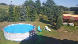 an overhead view of a swimming pool in a yard at Dom wakacyjny u Marzeny in Lińsk