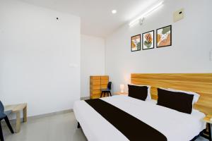 Postel nebo postele na pokoji v ubytování Hotel O Nayati Grand