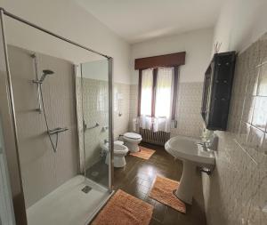 Altivoleにあるcasa Giovannaのシャワー、トイレ、洗面台を備えたバスルーム +9枚の写真