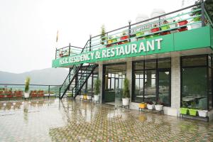 Restoran või mõni muu söögikoht majutusasutuses HSR Residency And Restaurant